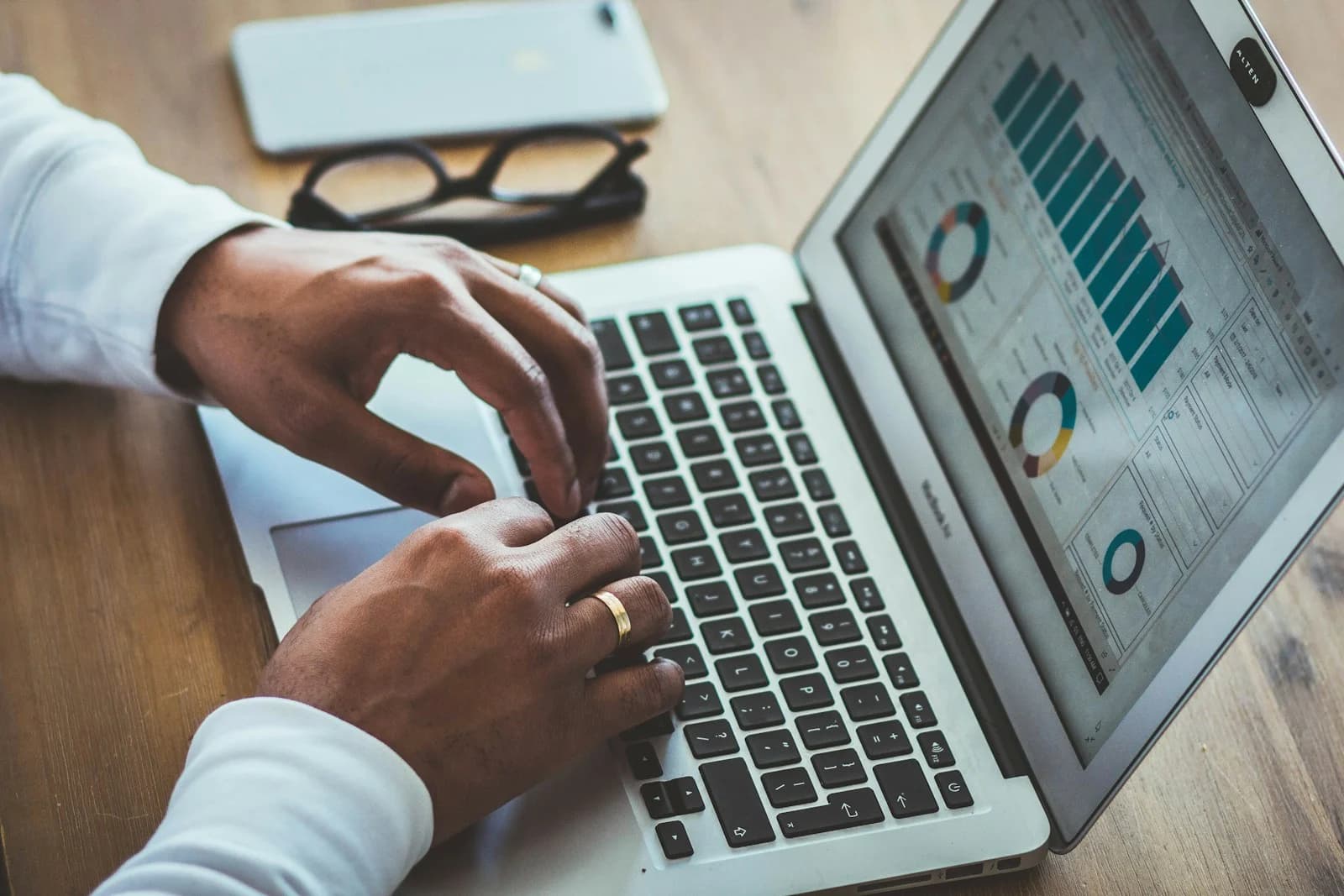 B2B Competitive Intelligence: Ethical Data Collection and Analysis