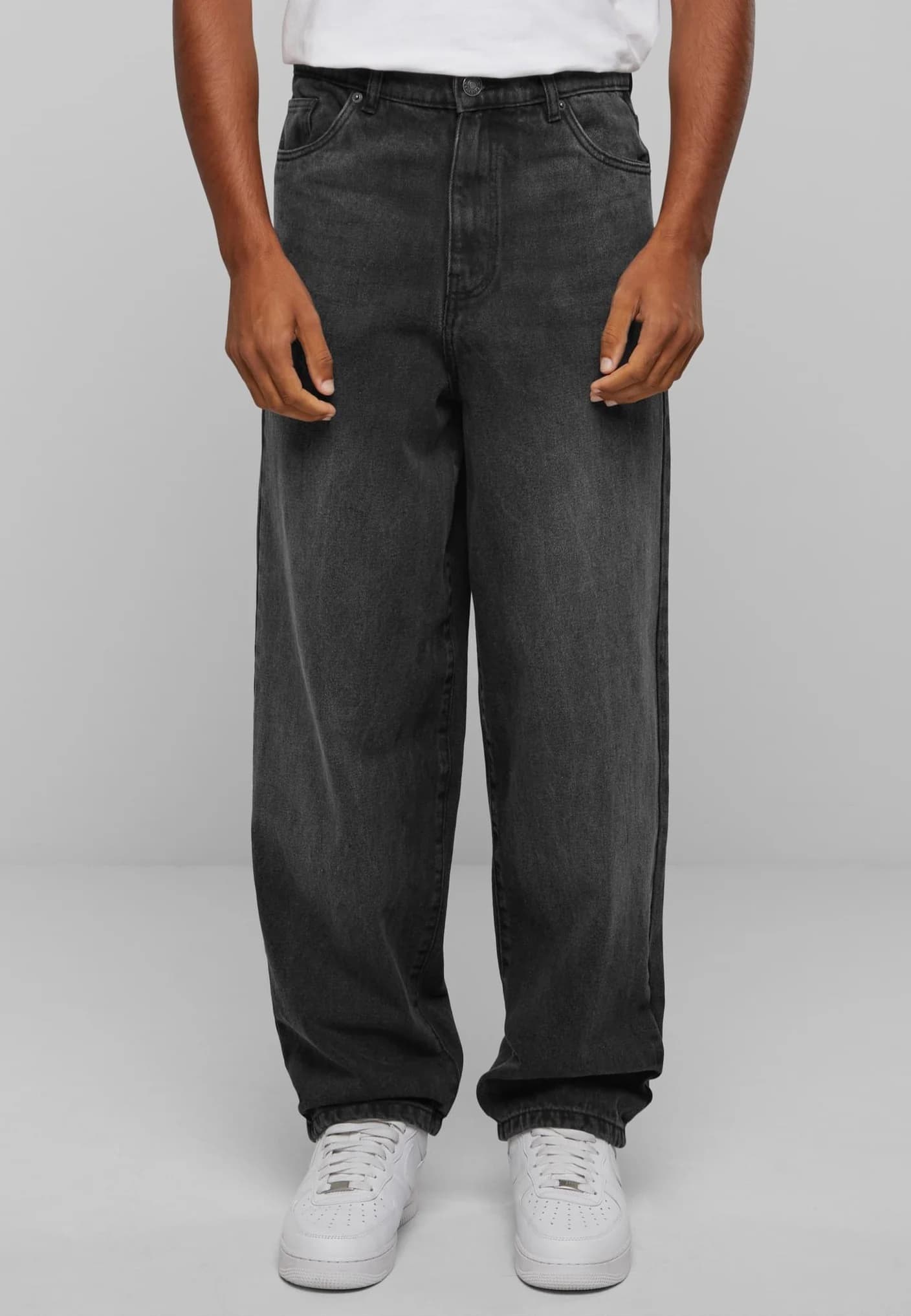 How to Style Baggy Black Jeans for Casual Outfits